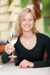 blonde frau mit weinglas