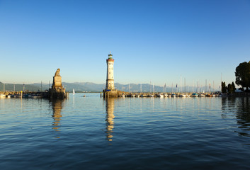 Einfahrt des Hafens von Lindau am Bodensee