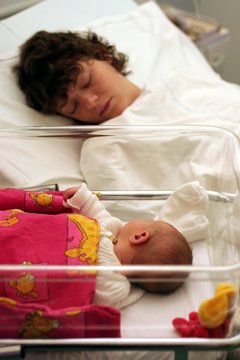 Maman et nourisson dormant &agrave; la maternit&eacute; de l'h&ocirc;pital