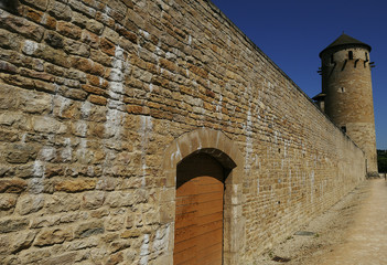 rempart de la tour ronde à Cluny