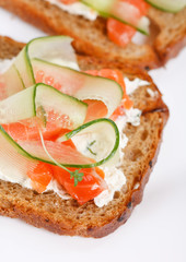Toast with vegetables and fish.