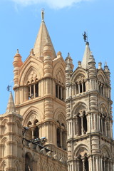 Fototapeta na wymiar bli¼niacze wieże katedry w Palermo, Sycylia