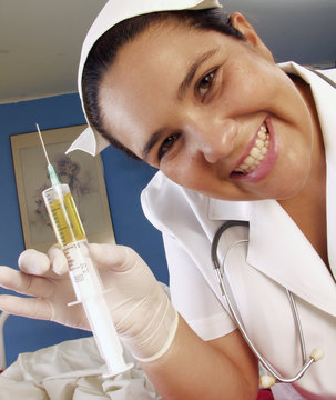 Enfermera sosteniendo una jeringa