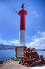 Faro en el puerto de Domaio.
