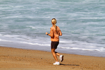femme en train de courir sur la plage