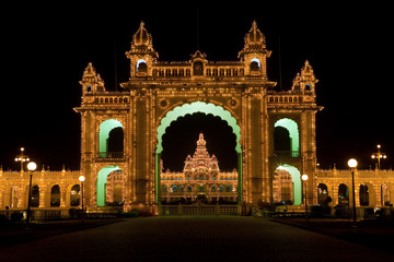 Fototapeta na wymiar Mysore Palace w nocy