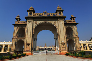 Fototapeta na wymiar Główna brama pałacu w Mysore