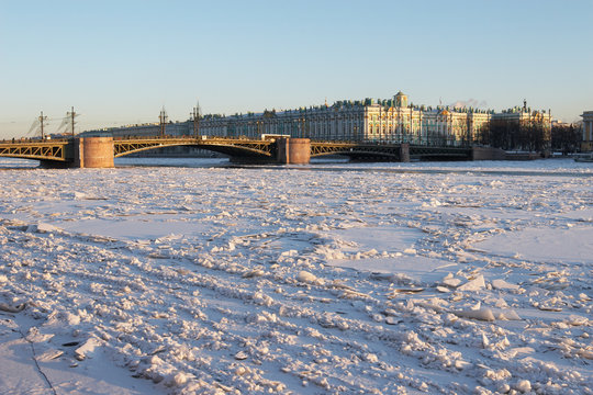 Dvortsovyj bridge and Winter Palace in winter