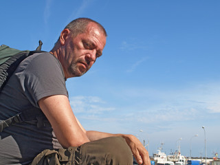 Homme randonneur avant l'embarquement