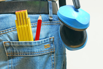 Meterstab, Bleistift und Hörschutz