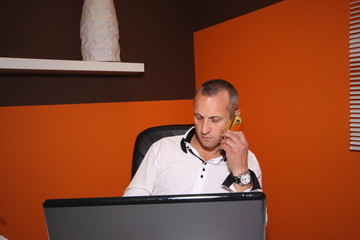 homme d'affaire sur son ordinateur