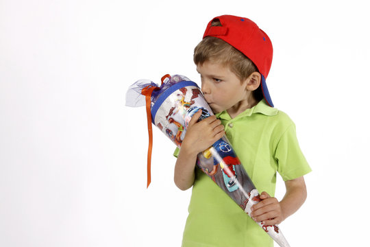 Schulanf&auml;nger k&uuml;sst Schult&uuml;te