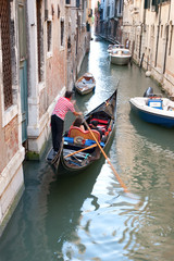 Fototapeta na wymiar Kanał z gondolą w Wenecji