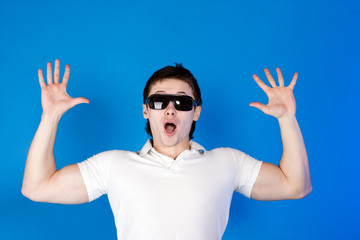 Naklejka premium Surprised a guy with glasses in the studio