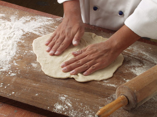 Aplanando la masa para la pizza.
