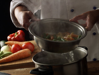 Escurriendo la pasta.