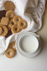 tazza di latte con biscotti