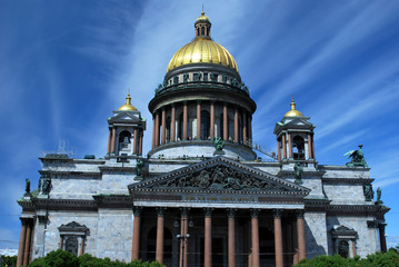 Fototapeta na wymiar Face à l'église Saint-Isaac de St Petersbourg