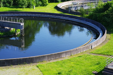 Teil einer Anlage zur Klärung und zur Reinigung von verschmutztem Wasser aus der Kanalisation, Kläranlage