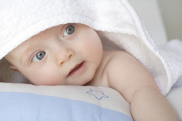 baby under bath towel - obrazy, fototapety, plakaty