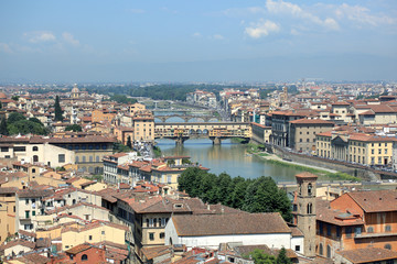 Fototapeta na wymiar Ponte Vecchio we rzeki Arno w Flornce