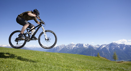 Fototapeta na wymiar Mountainbike Sprung Prędkość