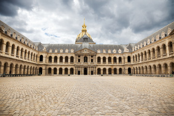 Fototapeta na wymiar Wielki Dziedziniec kompleksu Les Invalides, Paryż. Francja