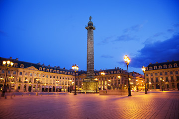 Fototapeta na wymiar Znani Vendôme miejsce w nocy. Paryż Francja