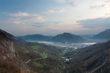 Naklejka premium Mountains near lake