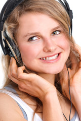 Lachender Teenager mit Kopfhörer