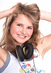 Lachender Teenager mit Kopfhörern