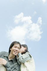 耳打ちをする女の子