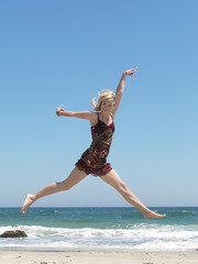 Obraz premium woman jumping on the beach