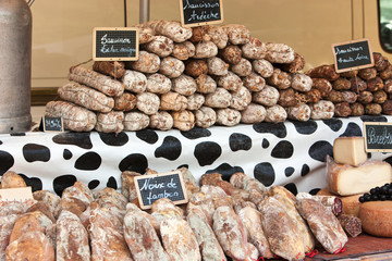 verschiedene französische salami, käse und schinken