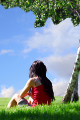 Jeune fille sous l'arbre