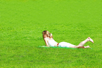 Femme allongée dans l'herbe