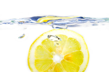 Zitronenscheibe im Wasser