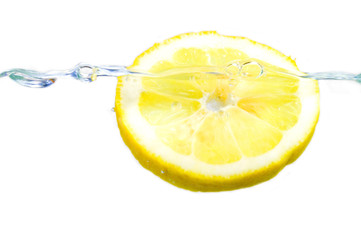 Zitronenscheibe im Wasser