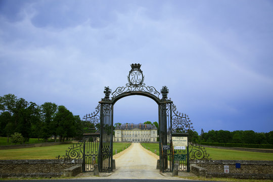 Eingang zum Schloss Montgeoffroy im Loiretal