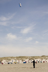 Drachen steigen lassen am Strand