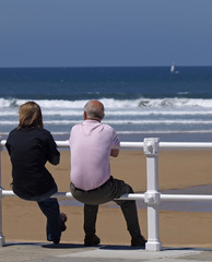 Pareja mirando al mar