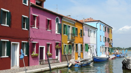 Fototapeta na wymiar Burano kolorowe domy wzdłuż kanału