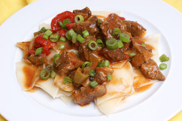 Nudeln mit Schweinegulasch und Lauchzwiebeln