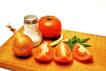 Angeschnittene Tomaten auf alten Brett