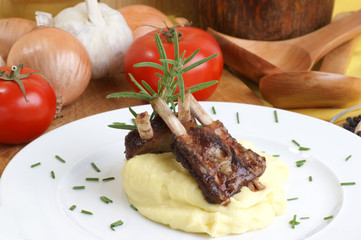 gegrillte Schweinerippchen auf Kartoffelpüree