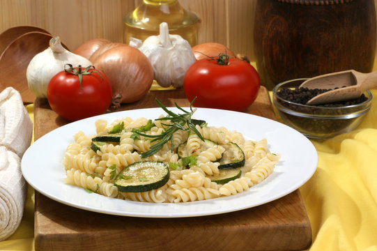 Nudeln mit gegrillter Zucchini imd Rosmarin