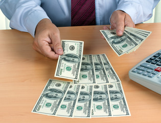 Dollar Geldscheine werden gezählt