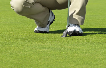 Obraz premium Mann auf dem Golfplatz