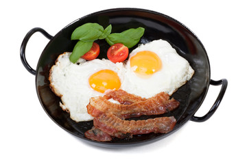 Spiegelei mit Speck in einer Pfanne