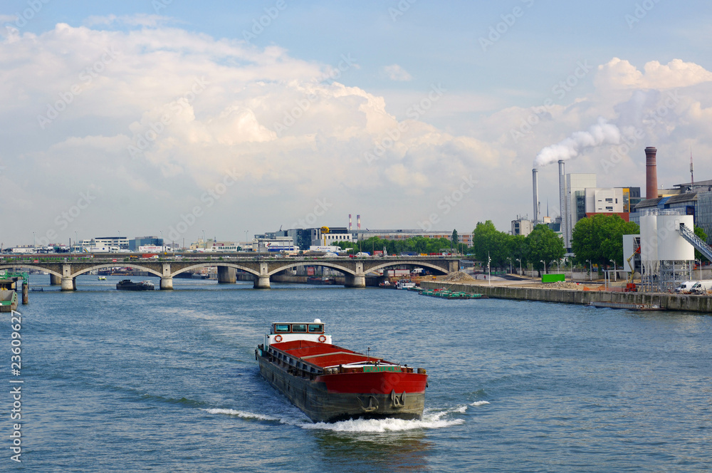 Poster péniche à l'entrée de paris